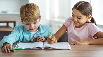 Alunos a estudar com manuais escolares